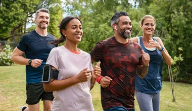 Eine Gruppe von Mitarbeitern nutzt die Möglichkeit zum Betriebssport und joggt gemeinsam. © Adobe Stock, Rido