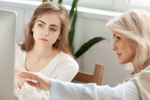 Mitarbeiterin unterrichtet minderjährige Auszubildende, für die es besondere Vorgaben nach dem Jugendarbeitsschutzgesetz gibt. © Shutterstock, fizkes