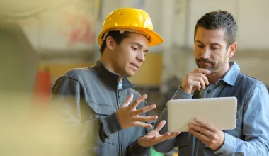 Fachkraft für Arbeitssicherheit unterstützt Unternehmer im Rahmen der sicherheitstechnischen und betriebsärztlichen Betreuung. © Shutterstock, ALPA PROD