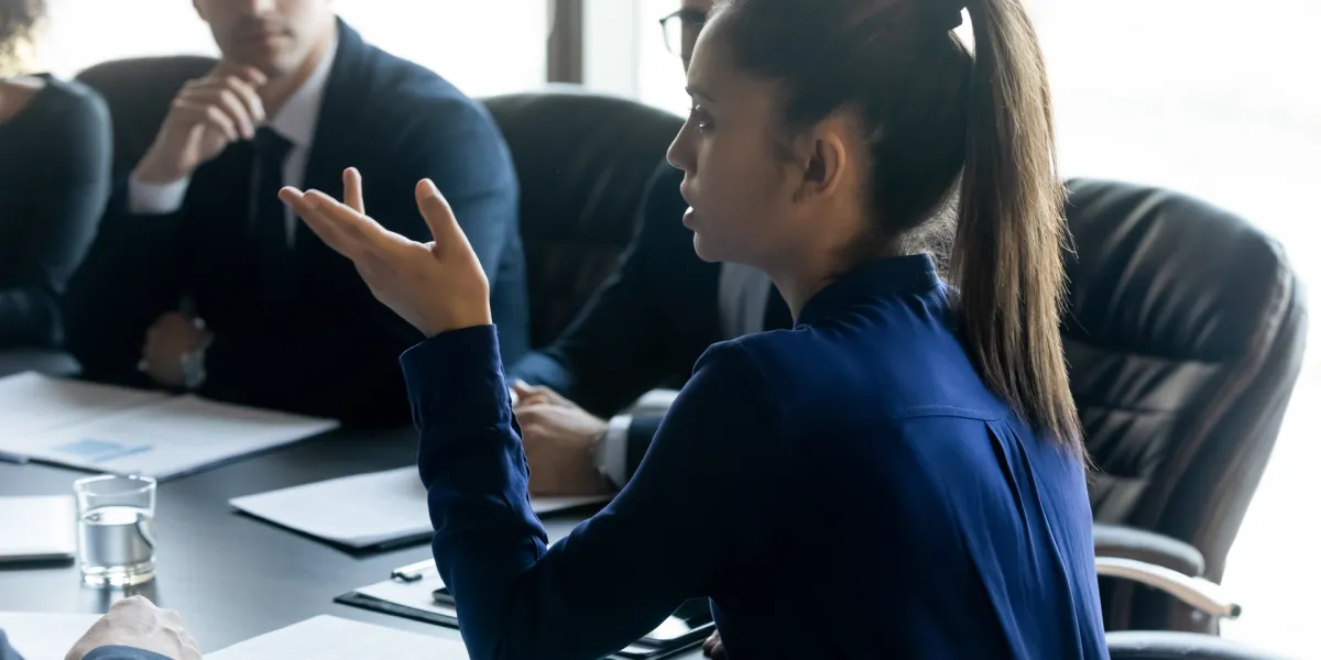 Betriebsrat sitzt beisammen und spricht über Arbeitssicherheit und Arbeitsschutz im Unternehmen. © Shutterstock, fizkes