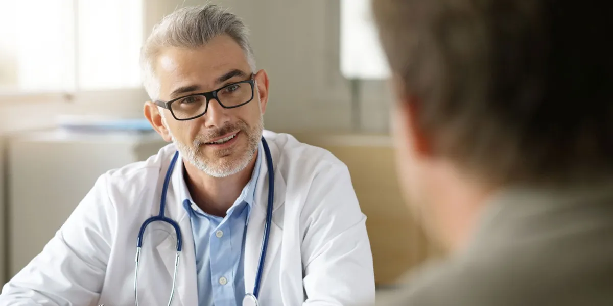 Erkrankter Mitarbeiter holt sich eine Arbeitsunfähigkeitsbescheinigung vom Arzt. © Shutterstock, goodluz