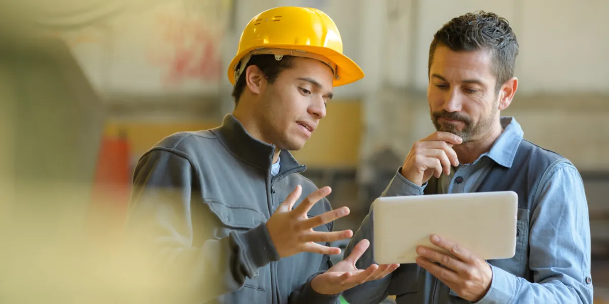 Fachkraft für Arbeitssicherheit unterstützt Unternehmer im Rahmen der sicherheitstechnischen und betriebsärztlichen Betreuung. © Shutterstock, ALPA PROD