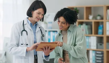 Betriebsärztin berät Unternehmerin zur arbeitsmedizinischen Vorsorge. © Adobe Stock, CineLens/peopleimages.com