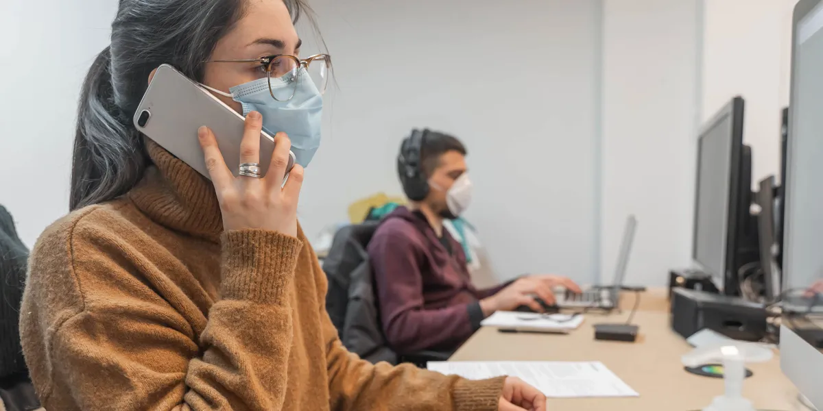 Abstand halten und zahlreichen Verhaltens- und Hygieneregeln folgen: So soll der Pandemie im Arbeitsalltag begegnet werden. © Shutterstock, Deliris