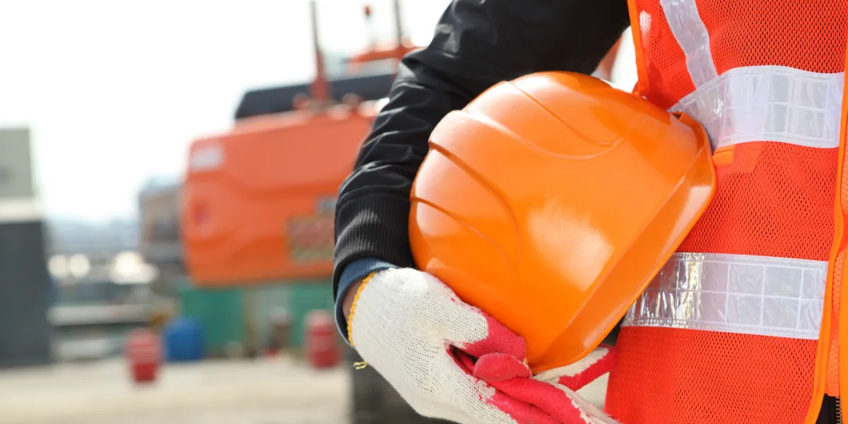 Bauarbeiter in Schutzkleidung auf Baustelle zeigt Bedeutung der Arbeitssicherheit nach DGUV Vorschriften. © Shutterstock, ndoeljindoel