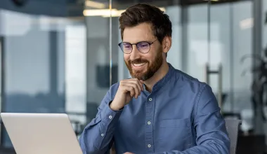 Unternehmer informiert sich über die Änderungen der DGUV Vorschrift 2. © Adobe Stock, Tetiana