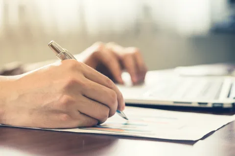 Unternehmer dokumentiert wichtige Informationen für die Beurteilung von Gefährdungen. © Shutterstock, Tortoon