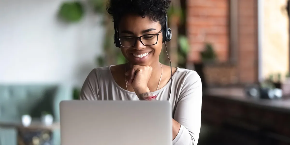 Mit Arbeitssicherheit zu zufriedenen Mitarbeiter*innen - auch im Homeoffice © Shutterstock fizkes