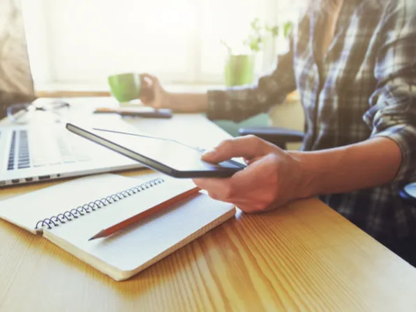 Mitarbeiter arbeitet am Schreibtisch im Homeoffice.