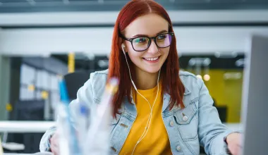 Eine jugendliche Mitarbeiterin bei der Arbeit in ihrem Ferienjob. © Adobe Stock, maxbelchenko
