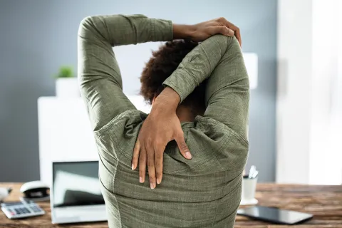 Wenn du viel am PC arbeitest, kann es schnell zu Verspannungen kommen. © Shutterstock, Andrey_Popov