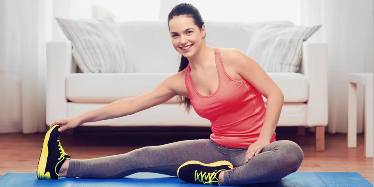 Mitarbeiterin hält sich durch Sport zu Hause fit. © Shutterstock, Syda Productions