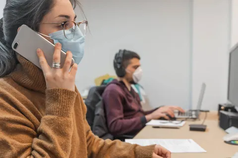 Abstand halten und zahlreichen Verhaltens- und Hygieneregeln folgen: So soll der Pandemie im Arbeitsalltag begegnet werden. © Shutterstock, Deliris