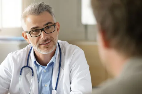 Erkrankter Mitarbeiter holt sich eine Arbeitsunfähigkeitsbescheinigung vom Arzt. © Shutterstock, goodluz