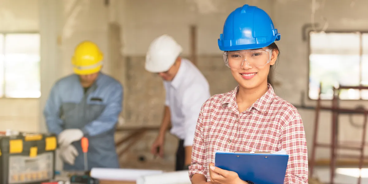 Sicherheit geht vor: Arbeitgeberin mit Schutzhelm prüft die Arbeitssicherheit in ihrem Unternehmen.  © Shutterstock, Pentium5