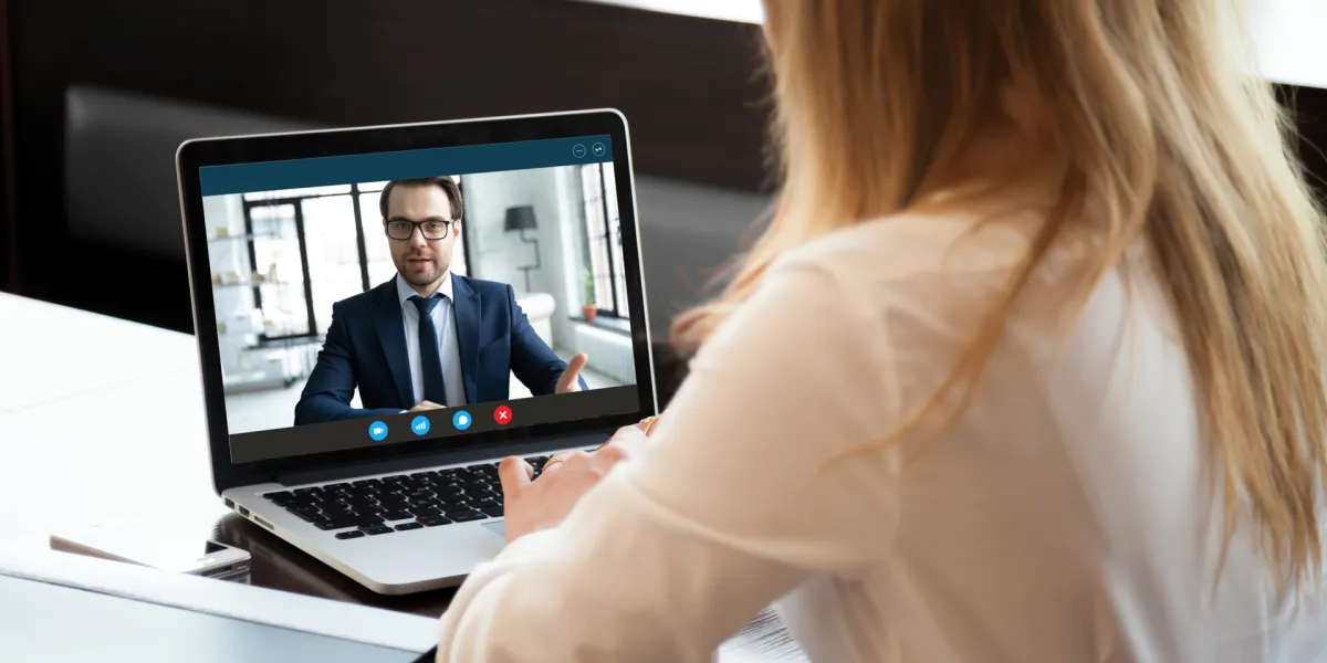 Videokonferenzen statt Meetings: Das ist nur eine von vielen Veränderungen, die mit der Corona-Pandemie kamen. © Shutterstock, fizkes