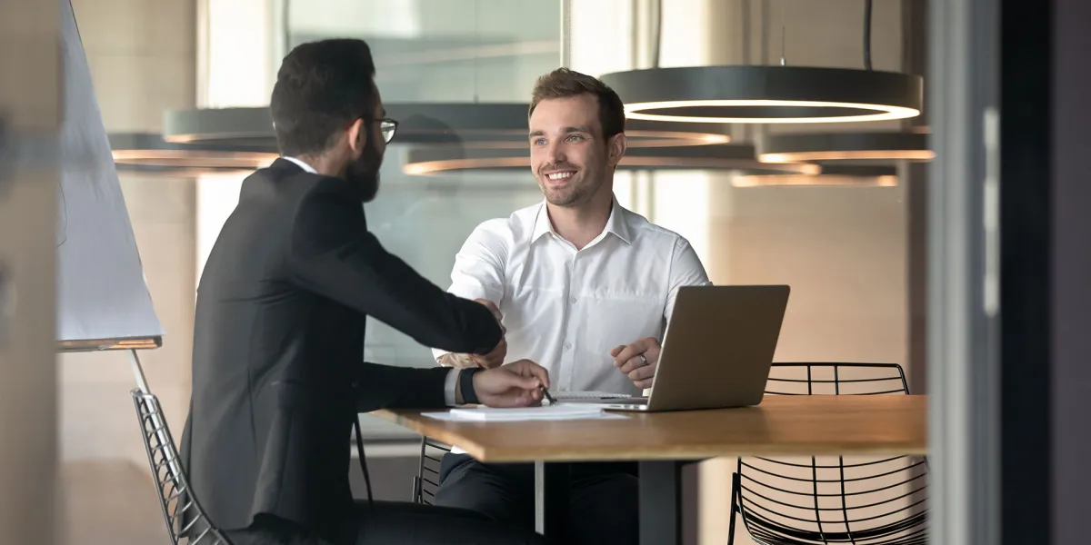 So wird das Mitarbeitergespräch ein echter Erfolg! © Shutterstock, fizkes