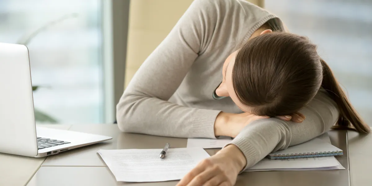 Zu den psychischen Belastungsfaktoren kann unter anderem ein zu hohes Arbeitspensum zählen. © Shutterstock, fizkes