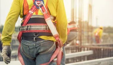 Mitarbeiter trägt persönliche Schutzausrüstung als Ergebnis der Gefährdungsbeurteilung für den Arbeitsschutz. © Shutterstock, Bannafarsai_Stock
