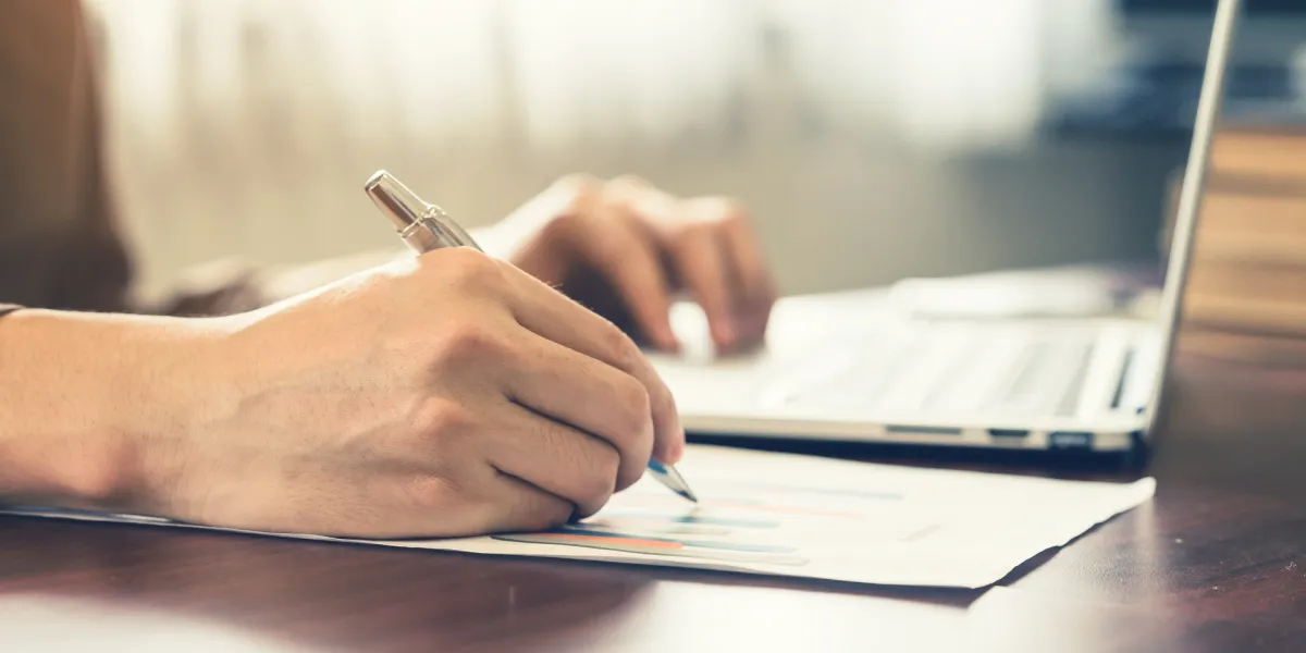 Für die Beurteilung von Gefährdungen in deinem Unternehmen besteht eine Dokumentationspflicht. © Shutterstock, Tortoon