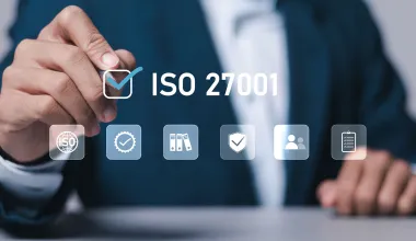 Unternehmer kreuzt Icon für 27001 an. © Adobe Stock, Pakin