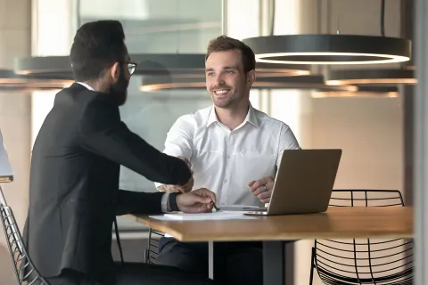 So wird das Mitarbeitergespräch ein echter Erfolg! © Shutterstock, fizkes