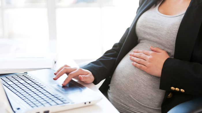Die Gefährdungsbeurteilung für schwangere Mitarbeiterinnen muss von Anfang an vorliegen. © Shutterstock, G-Stock Studio