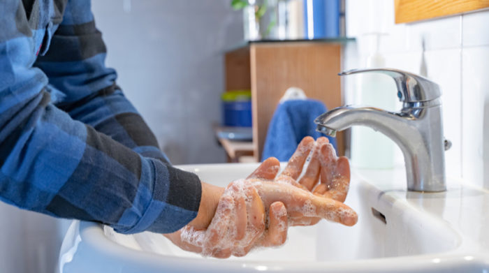 Die Hand sollte man sich schon lange nicht mehr geben, aber auch so müssen die Hände regelmäßig gewaschen werden. © Shutterstock, Deliris