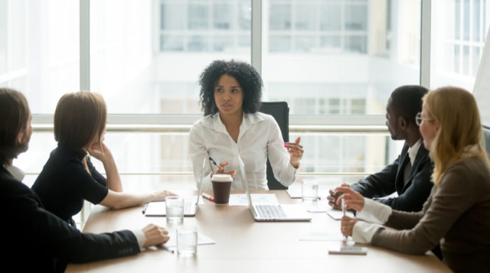 Der Arbeitsschutz ist ein komplexes Thema, bei dem die Deutsche Mittelstandsschutz dich gerne unterstützt. © Shutterstock, fizkes