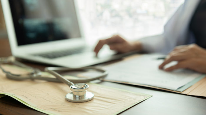 Der Betriebsarzt spielt für die Gesundheit deiner Mitarbeiter eine essentielle Rolle. © Shutterstock, create jobs 51