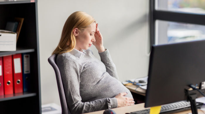 Besonders schwangere Mitarbeiterinnen müssen am Arbeitsplatz geschützt werden. Es muss für jeden Arbeitsplatz eine Gefährdungsbeurteilung für schwangere Mitarbeiterinnen vorliegen. © Shutterstock, Syda Productions