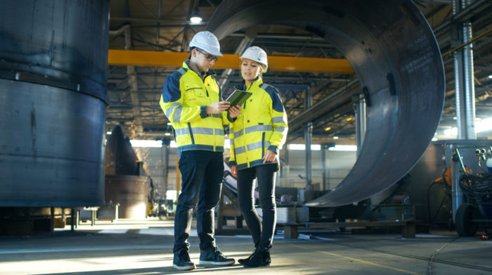 Auch die Position der Fachkraft für Arbeitssicherheit muss besetzt werden. © Shutterstock, Gorodenkoff