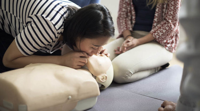Im Zuge eines Erste-Hilfe-Kurses lernst du, was bei einem Notfall zu tun ist. © Shutterstock, Rawpixel.com