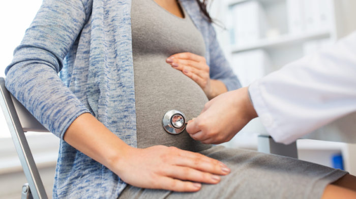 Bei einer Schwangerschaft steht es der Beschäftigten frei den Arbeitgeber zu informieren. © Shutterstock, Syda Productions