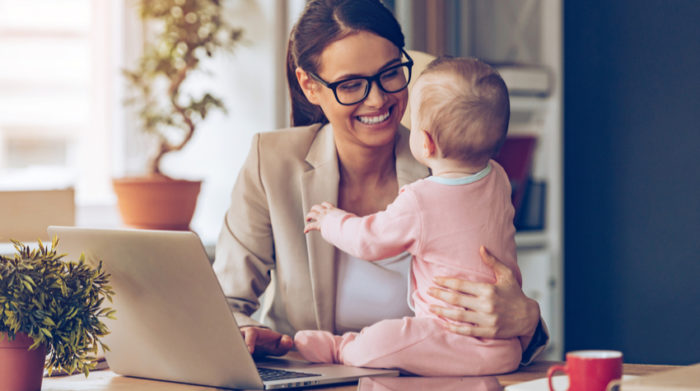 Die Größe des Be­triebs spielt für die An­wen­dung des Mut­ter­schutz­ge­set­zes kei­ne Rol­le. © Shutterstock, G-Stock Studio