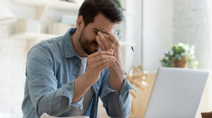 Stress und psychische Belastungen am Arbeitsplatz können schnell negative Auswirkungen auf deine Mitarbeiter haben.  © Shutterstock, fizkes