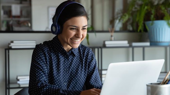 Mit Online-Unterweisungen haben du und deine Mitarbeiter*innen weniger Aufwand © Shutterstock, fizkes
