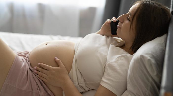 Selbstständig und schwanger zu sein, kann eine große finanzielle Belastung mit sich bringen. © Shutterstock, Lysenko Andrii
