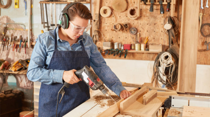 In Handwerksbetrieben ist eine höhere Lautstärke akzeptabel als in einem Büro. © Shutterstock, Robert Kneschke
