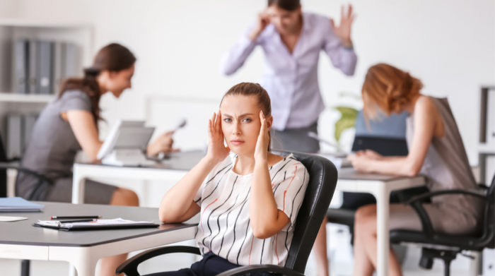 Ständiger Lärm am Arbeitsplatz kann Auswirkungen auf die psychische Gesundheit haben. © Shutterstock, Pixel-Shot