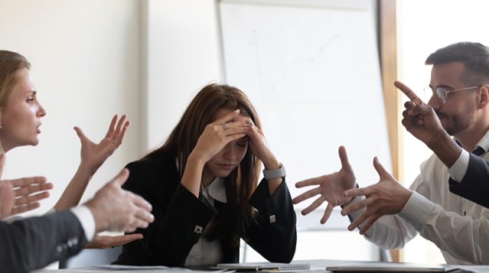 Konflikte im Unternehmen können sich nicht nur auf die Beteiligten ungesund auswirken. © Shutterstock, fizkes