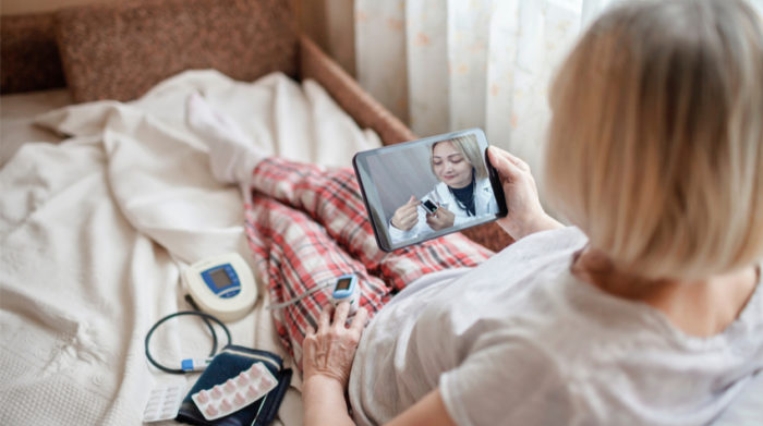 Durch eine Digitalisierung des Gesundheitssystems können Patient*innen und Ärzt*innen schneller Informationen austauschen. © Shutterstock, Maria Symchych