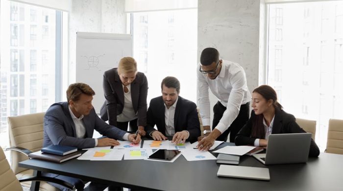 Wenn Team selbstorganisiert arbeiten, kann das viele Vorteile mit sich bringen. © Shutterstock, fizkes