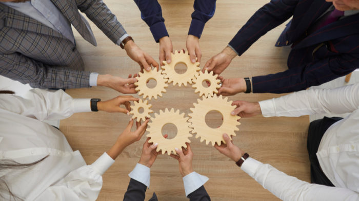 Teambuilding-Maßnahmen können die Gruppendynamik fördern, wenn Teams sich bereits kennen. © Shutterstock, Studio Romantic