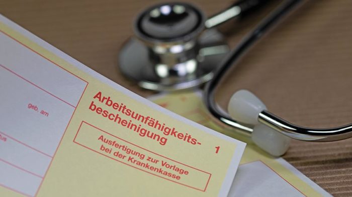 Durch das neue Verfahren verfällt der gelbe Schein. Arbeitgebende fordern die Krankschreibung direkt von der Krankenkasse an. © Shutterstock, M. Schuppich