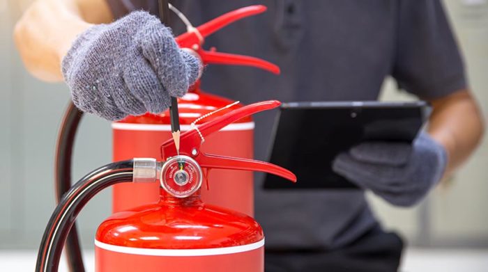 Brandschutzhelfer*innen benötigen einige Qualifikationen, um im Brandfall richtig handeln zu können. © Shutterstock, Eakrin Rasadonyindee