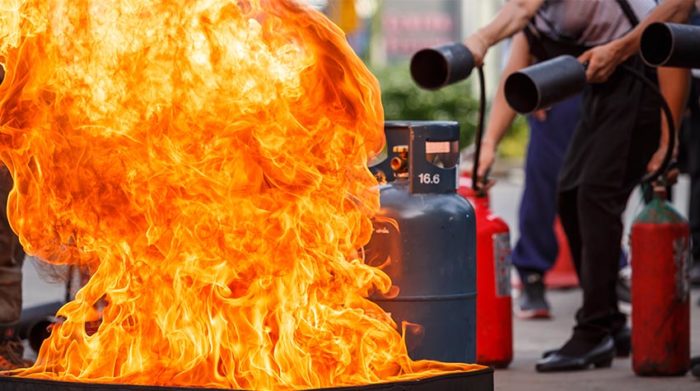 Zur Brandschutzhelferausbildung gehören auch realitätsnahe Simulationen des Ernstfalls. © Shutterstock, SKT Studio
