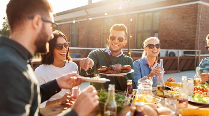 Durch Einladungen zu Sommerfesten und ähnlichem können neue Mitarbeitende schon vor Arbeitsbeginn Beziehungen aufbauen. © Shutterstock, Ground Picture