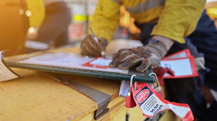 Erstelle ein Verzeichnis von gefährlichen Stoffen, wenn dein Unternehmen mit Gefahrstoffen arbeitet. Es ist deine Verantwortung als Arbeitgeber*in, dies zu übernehmen. © Shutterstock, King Ropes Access