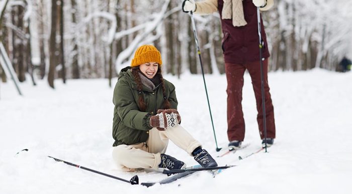 Eine Mitarbeiterin hat sich während einer Incentive Reise beim Skifahren verletzt. © Adobe Stock, Seventyfour 